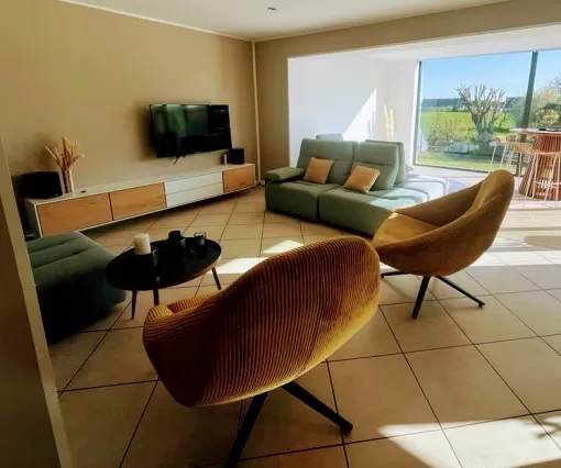 Meuble TV suspendu, salon design et fauteuils cocoon