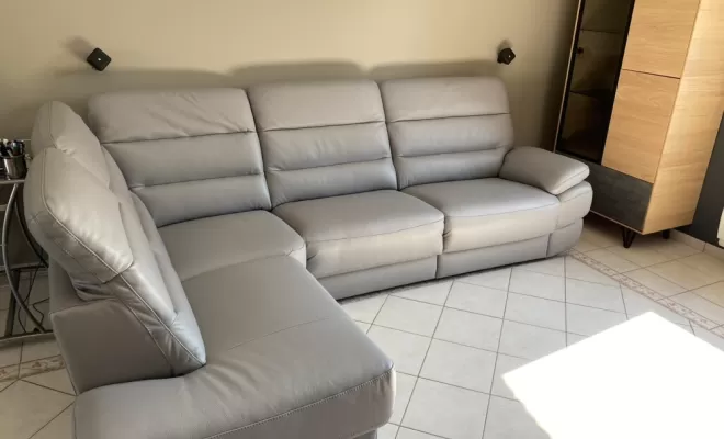 Canapé d'angle hyper confortable en cuir avec relax électriques.