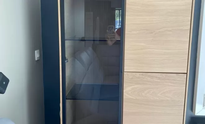 Vitrine avec portes asymétriques et 2 grands tiroirs façades céramique