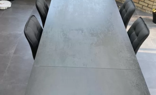 Table en céramique avec allonges et pieds métalliques noirs