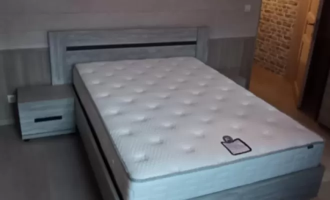Lit avec sommier et matelas très confortable 