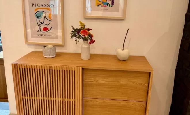 Commode assortie avec 2 grands tiroirs et et porte persienne coulissante