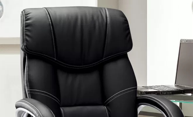 Un fauteuil de direction très rembourrer avec un dossier haut ergonomique près au Ploegsteert, Comines-Warneton, SRL MEUBLES STYLE-DECOR
