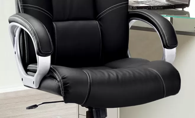 Un fauteuil de direction très rembourrer avec un dossier haut ergonomique près au Ploegsteert, Comines-Warneton, SRL MEUBLES STYLE-DECOR